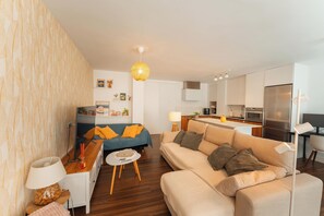Smart TV, books, stereo, computer monitors - Modern Apartment with swimming pool, 5 minutes from the beach in Málaga (Málaga)