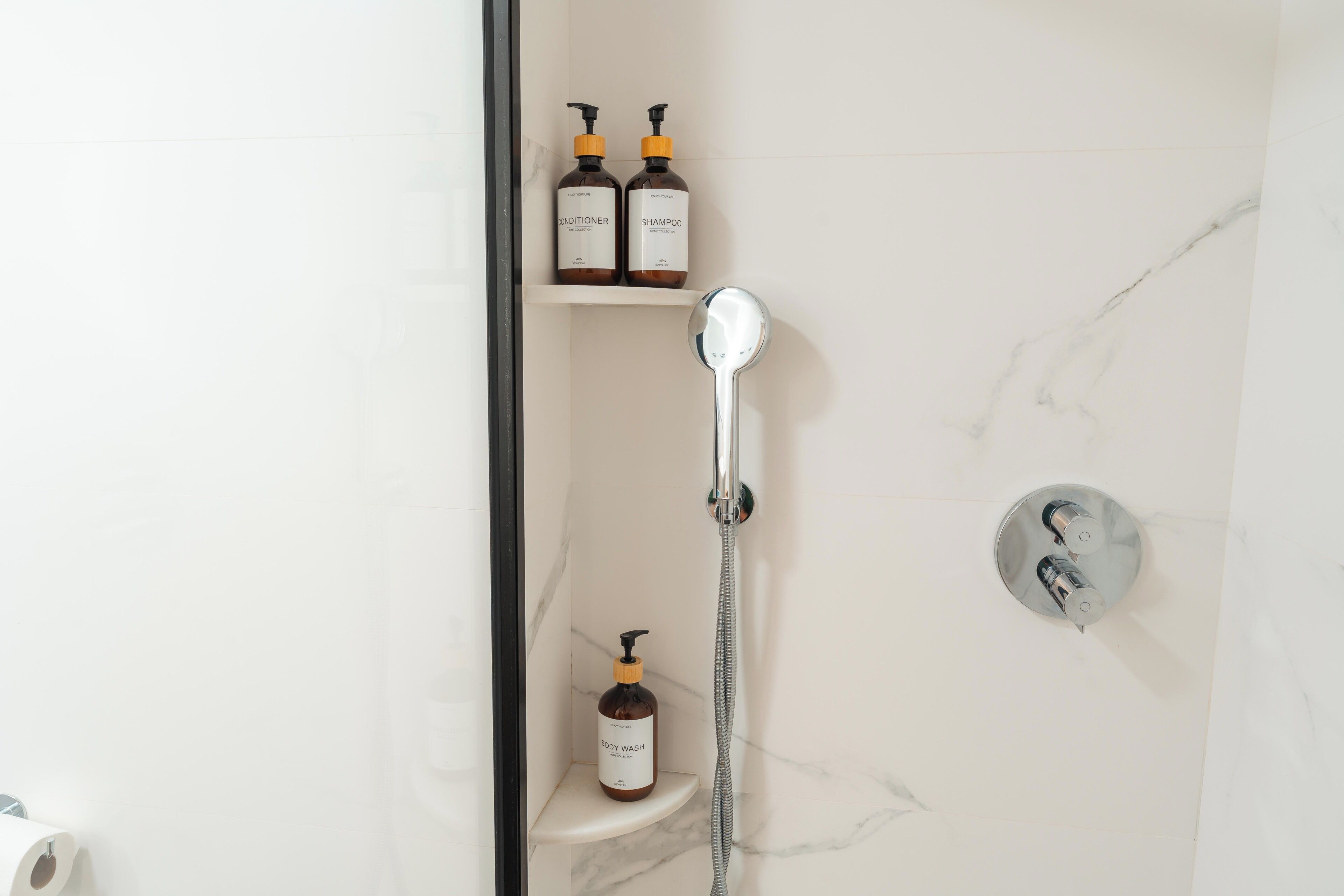 Douche, sèche-cheveux, serviettes fournies, savon