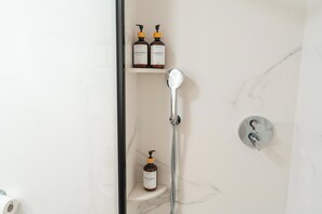 Shower, hair dryer, towels, soap - Modern Apartment with swimming pool, 5 minutes from the beach in Málaga (Málaga)