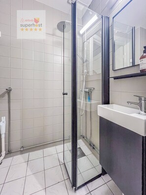 Bathroom - Supercentral Double BED Fast Wifi Smart TV FUN (Oslo)