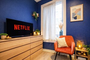 Apartment, 1 Bedroom, Smoking | Living room | Books