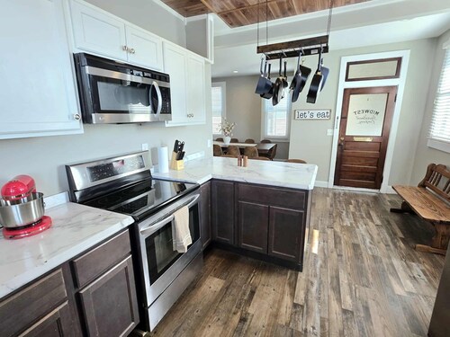 Beautiful 5BR/3BA Home + Game Room + Fire Pit, Prime Location