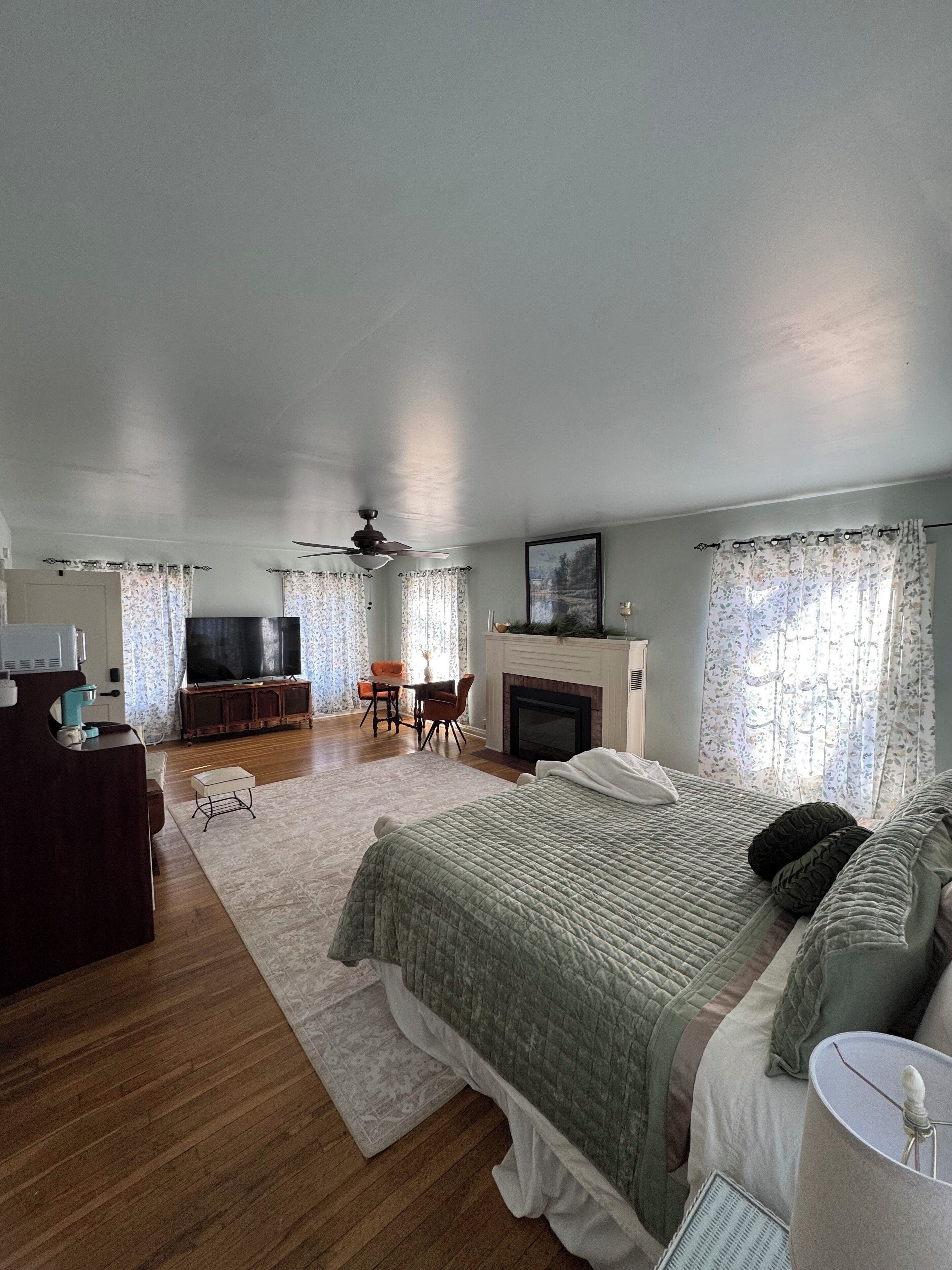 Iron/ironing board, WiFi, bed sheets