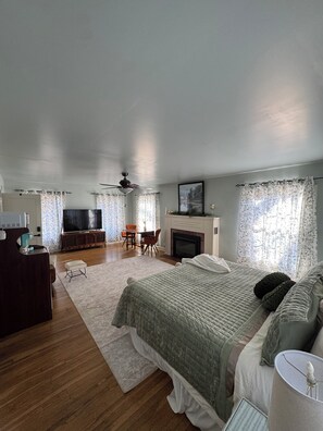 1 bedroom, iron/ironing board, WiFi, bed sheets - Melody King Suite. Experience peaceful relaxation in this Micro Boutique Hotel (Alton)