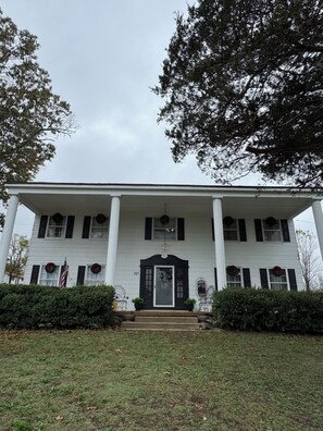 Exterior - Melody King Suite. Experience peaceful relaxation in this Micro Boutique Hotel (Alton)