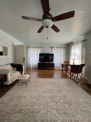 TV, fireplace - Melody King Suite. Experience peaceful relaxation in this Micro Boutique Hotel (Alton)