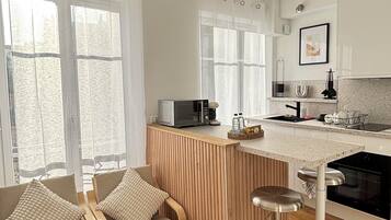 Een koelkast, een microgolfoven, een oven, een kookplaat