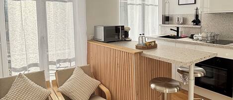 Kylskåp, mikrovågsugn, ugn och spishäll