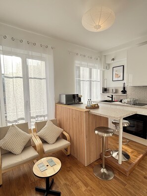 Kylskåp, mikrovågsugn, ugn och spishäll