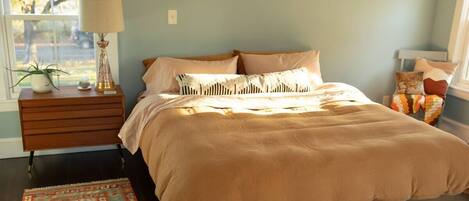 Strykejern/-brett, internettilgang og sengetøy