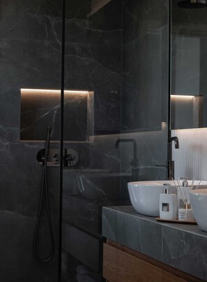Dusche, Haartrockner, Handtücher