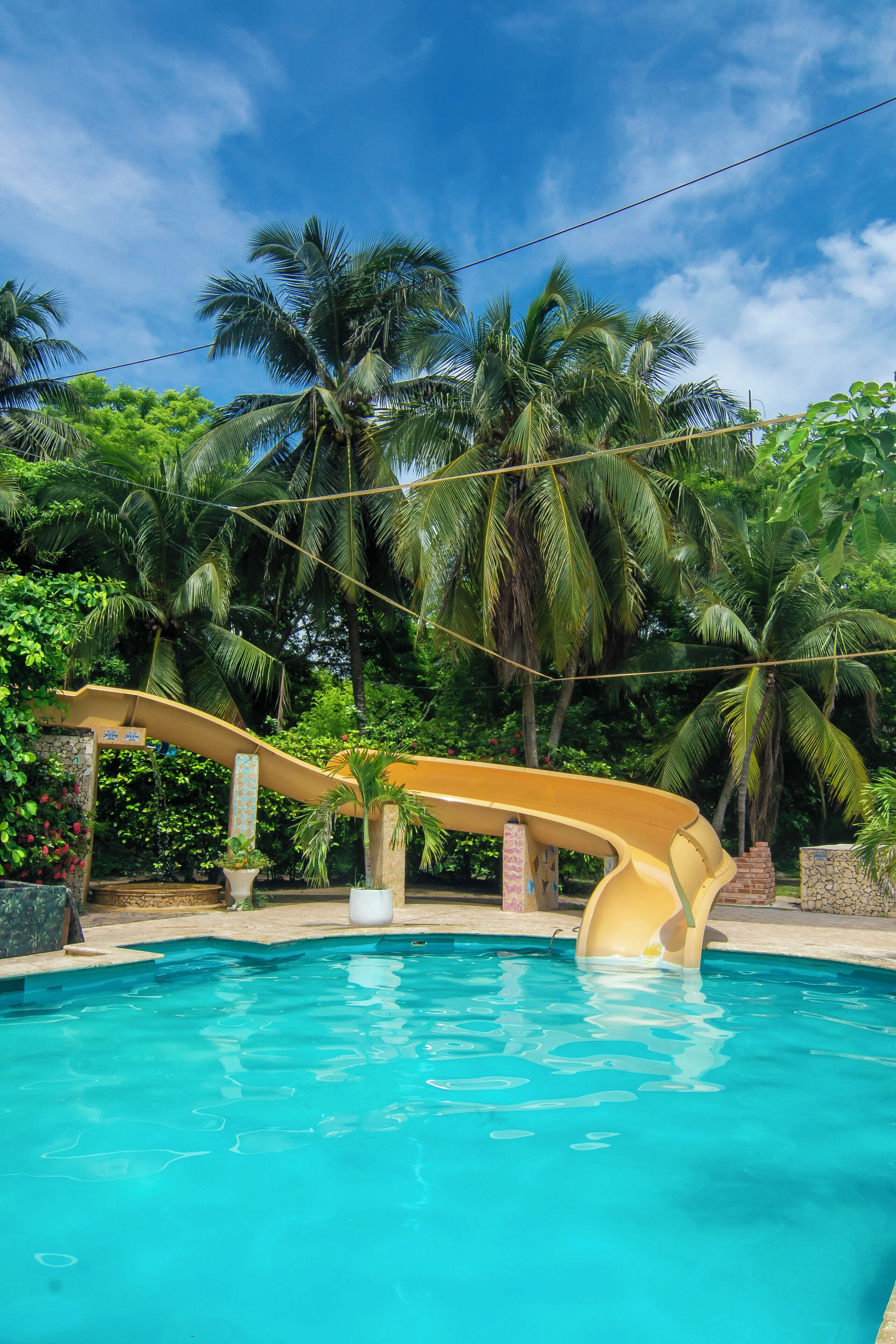 2 udendørs pools, parasoller, liggestole