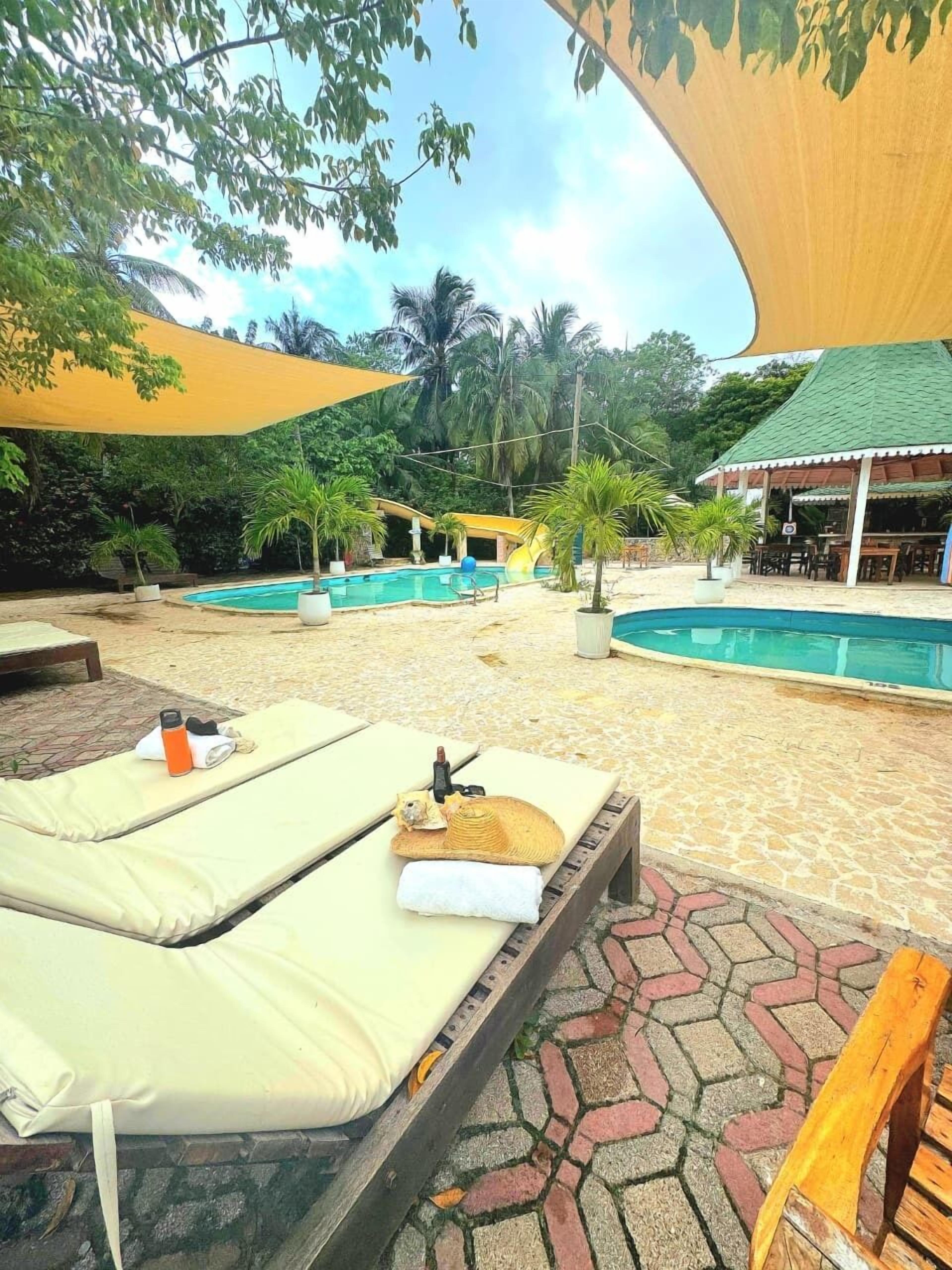 2 utomhuspooler, parasoller och solstolar