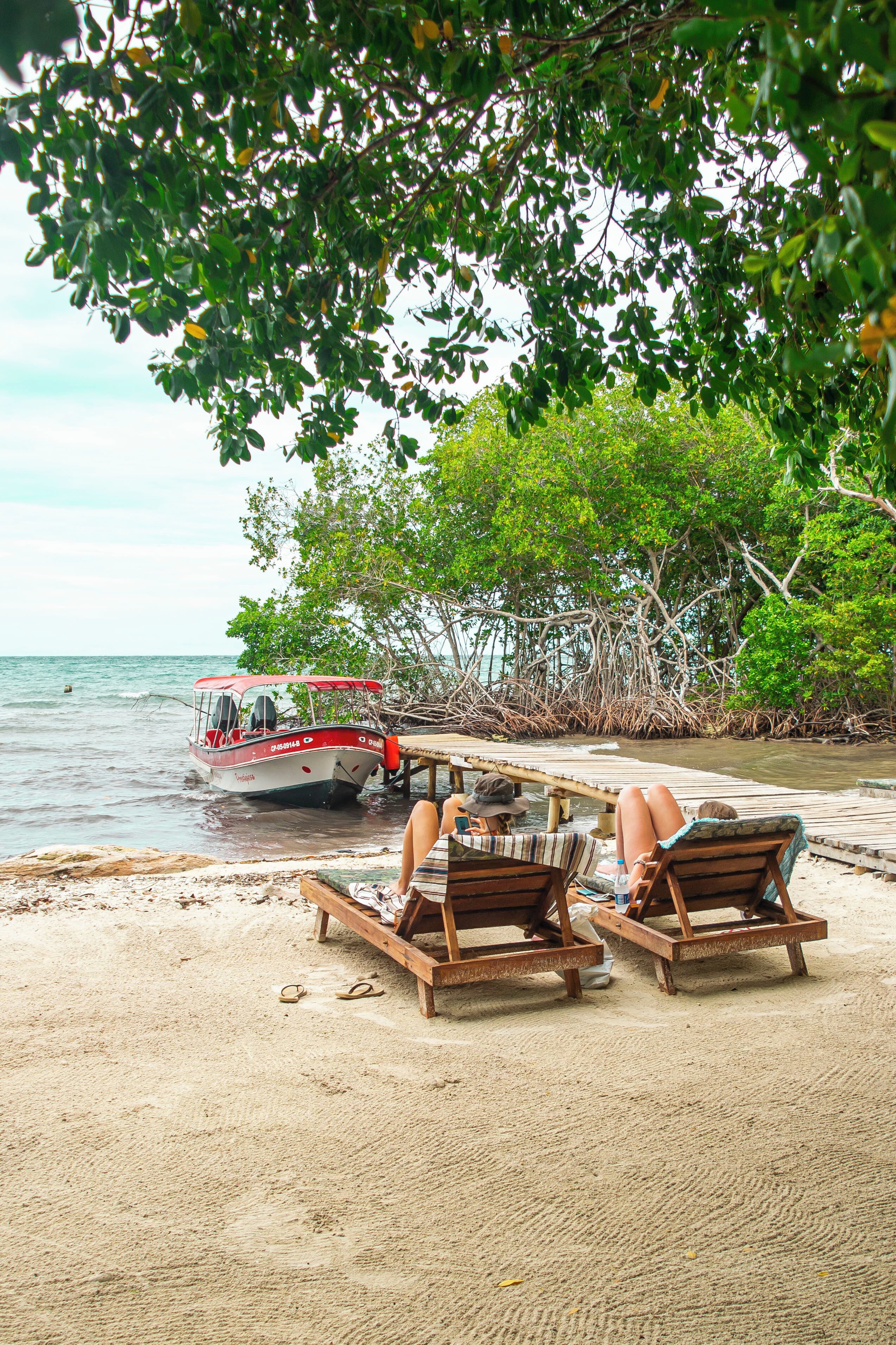 En la playa, arena negra, traslado desde/hacia la playa