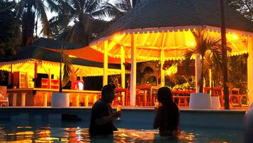 2 piscines extérieures, parasols de plage, chaises longues