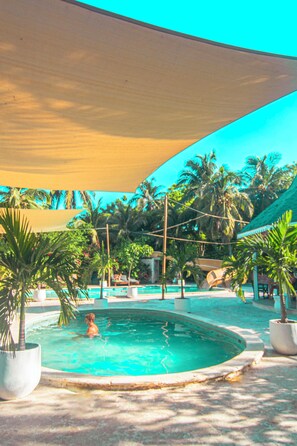 2 piscinas al aire libre, sombrillas, sillones reclinables de piscina