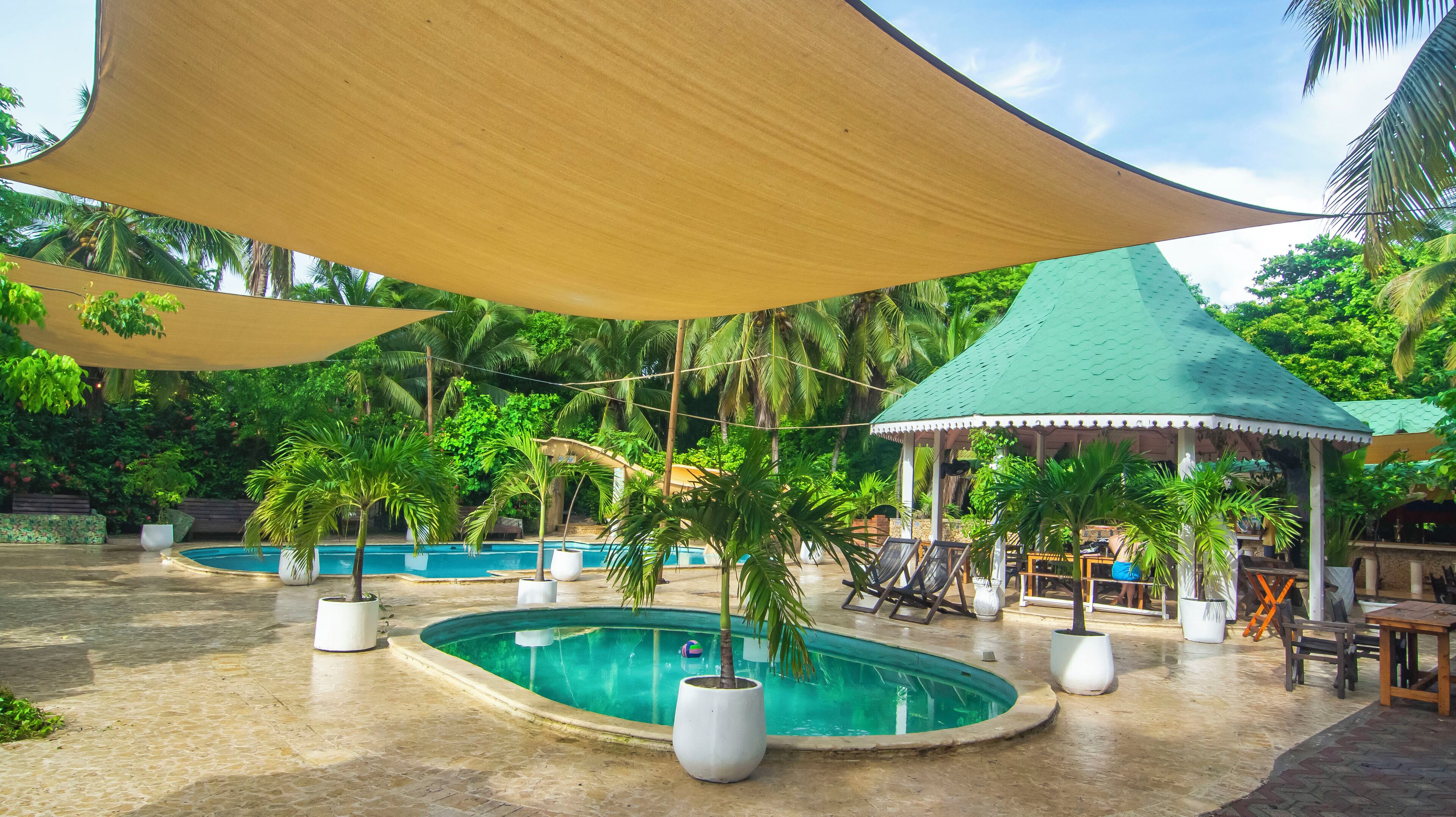 2 من حمّامات السباحة الخارجية