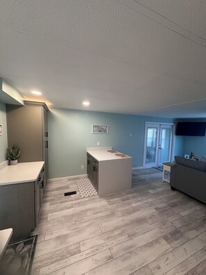 Interior - Fantastic 2-bedroom mobile home with AC in Fort Myers Beach (Fort Myers Beach)