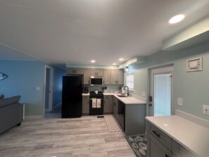 Fridge, microwave, oven, stovetop - Fantastic 2-bedroom mobile home with AC in Fort Myers Beach (Fort Myers Beach)