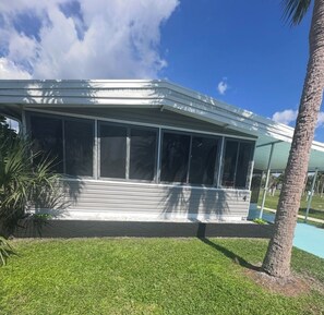 Exterior - Fantastic 2-bedroom mobile home with AC in Fort Myers Beach (Fort Myers Beach)
