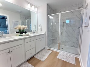 Shower, hair dryer, towels, soap - Coastal Retreat/1 Mile to Beach/Pool/Golf Cart Available (Panama City Beach)