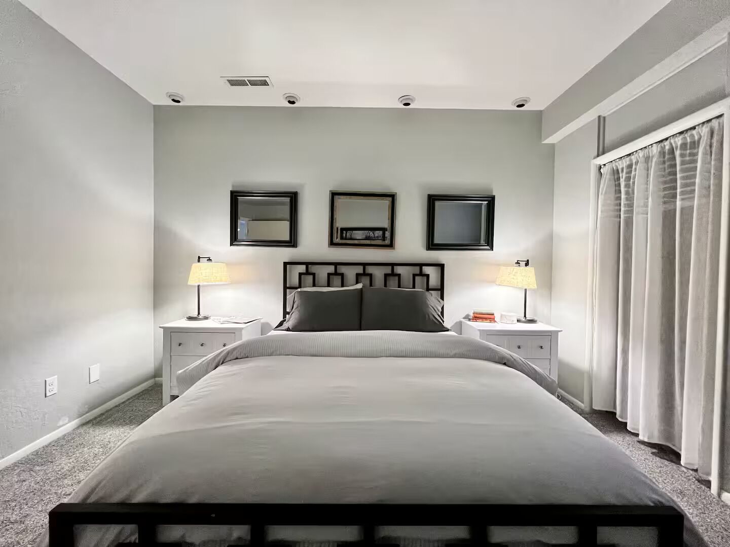 Tabla de planchar con plancha, wifi y ropa de cama 