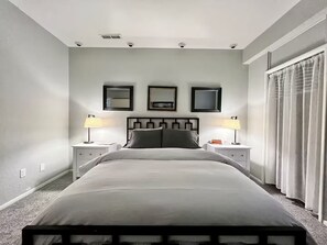 Tabla de planchar con plancha, wifi y ropa de cama 