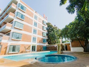 Outdoor pool - B2 Resort Boutique & Budget Hotel (Chiang Mai)