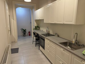 Private kitchen - CENTRAL 4-bedroom apartment in Budapest perfect for your stay (Budapest)