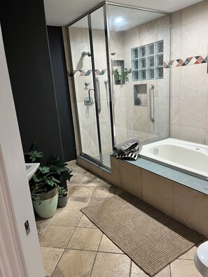 Shower, bidet, towels, soap - Bright and modern 3 bedroom house in charming Newcastle (Newcastle)
