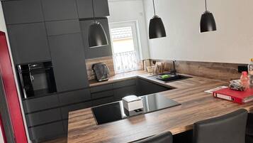 Kühlschrank, Ofen, Herdplatte, Geschirrspüler