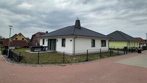 A residential building with a flat roof, a small porch, and a fenced yard. - Special accommodation with its very own style, modern and lovingly furnished, (Samtens)
