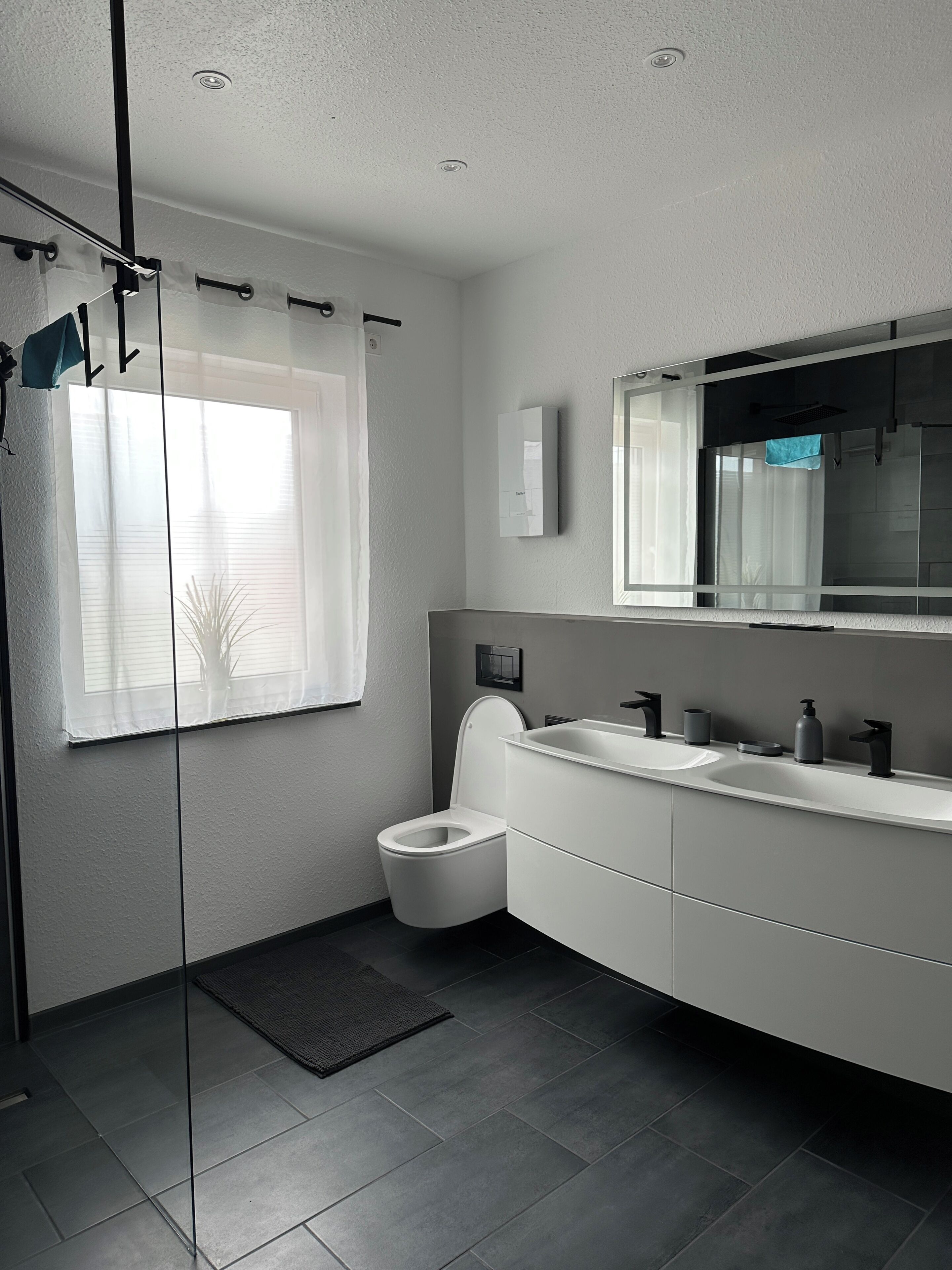 Dusche, Handtücher, Seife, Toilettenpapier