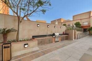 Terrace/patio - Spacious 1BR Apartment Community View (Dubai)