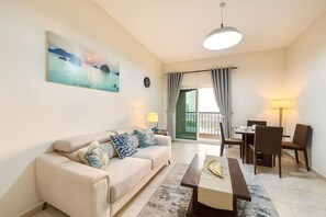 TV - Spacious 1BR Apartment Community View (Dubai)