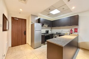 Fridge, microwave, oven, stovetop - Spacious 1BR Apartment Community View (Dubai)
