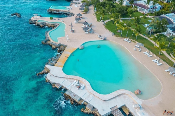 Comfort Apartment, 2 Bedrooms, Pool View | Free WiFi