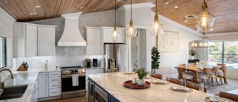 冷蔵庫、電子レンジ、オーブン、コンロ