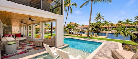 Utendørsbasseng og et oppvarmet basseng