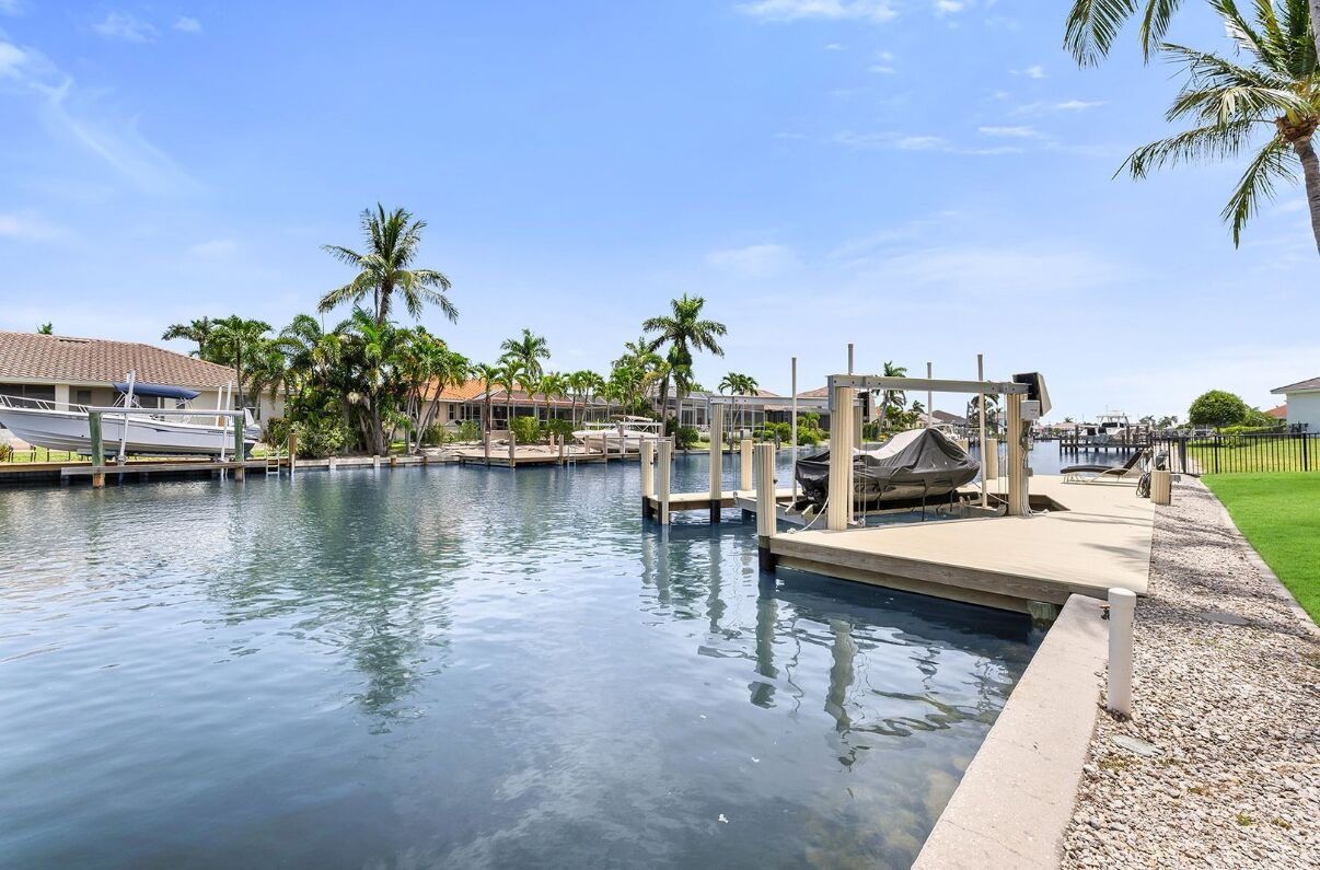 Utendørsbasseng og et oppvarmet basseng