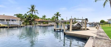 Utendørsbasseng og et oppvarmet basseng