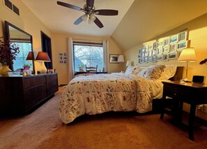 1 bedroom, desk, iron/ironing board, free WiFi - Cozy private bedroom with bath in tranquil Overland Park (Overland Park)