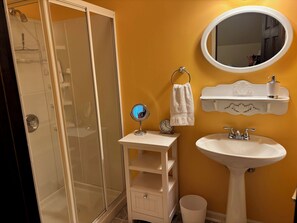 Shower, hair dryer, towels, soap - Cozy private bedroom with bath in tranquil Overland Park (Overland Park)