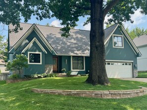 Exterior - Cozy private bedroom with bath in tranquil Overland Park (Overland Park)