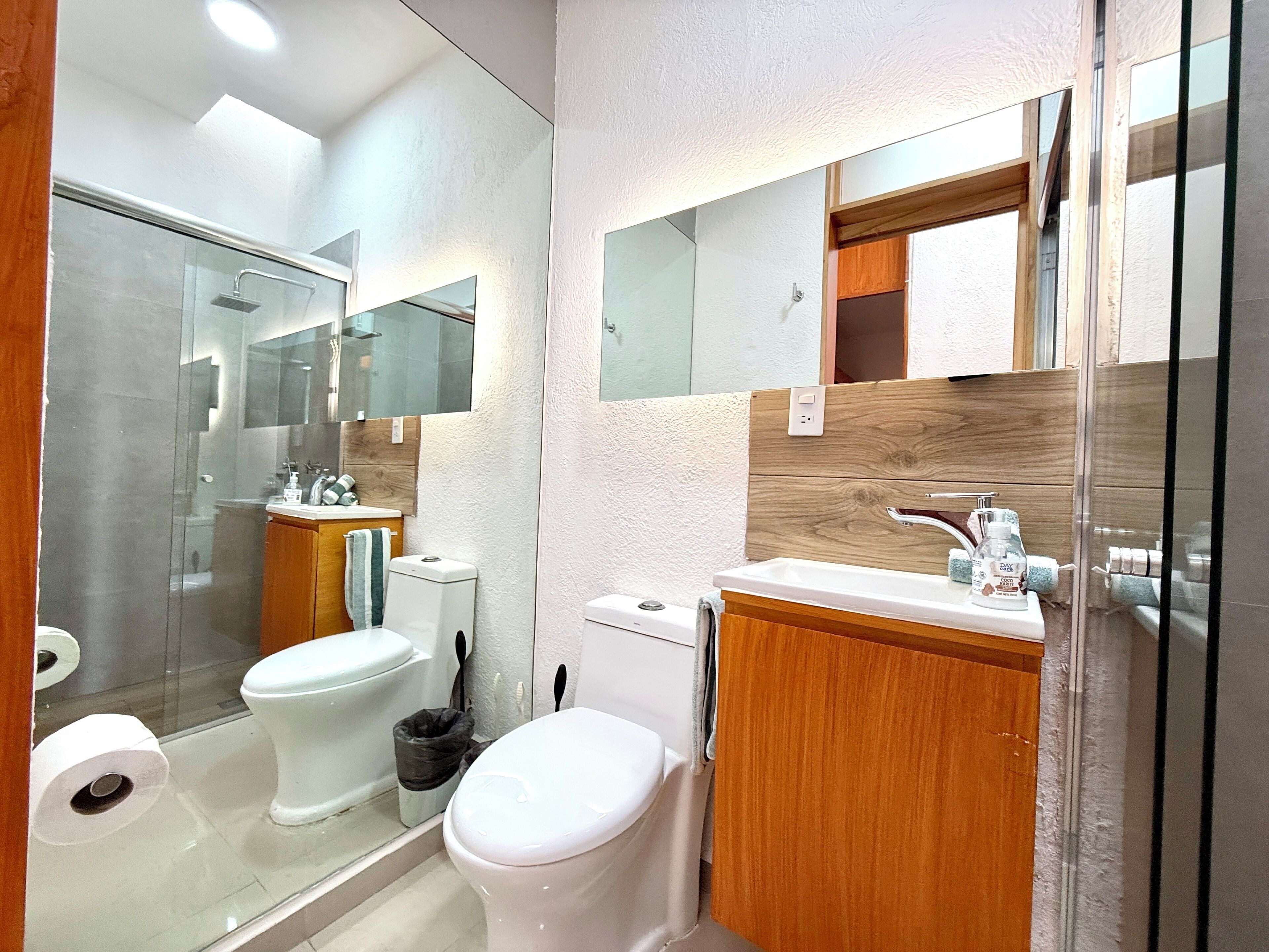 Dusch, hårtork, handdukar och tvål