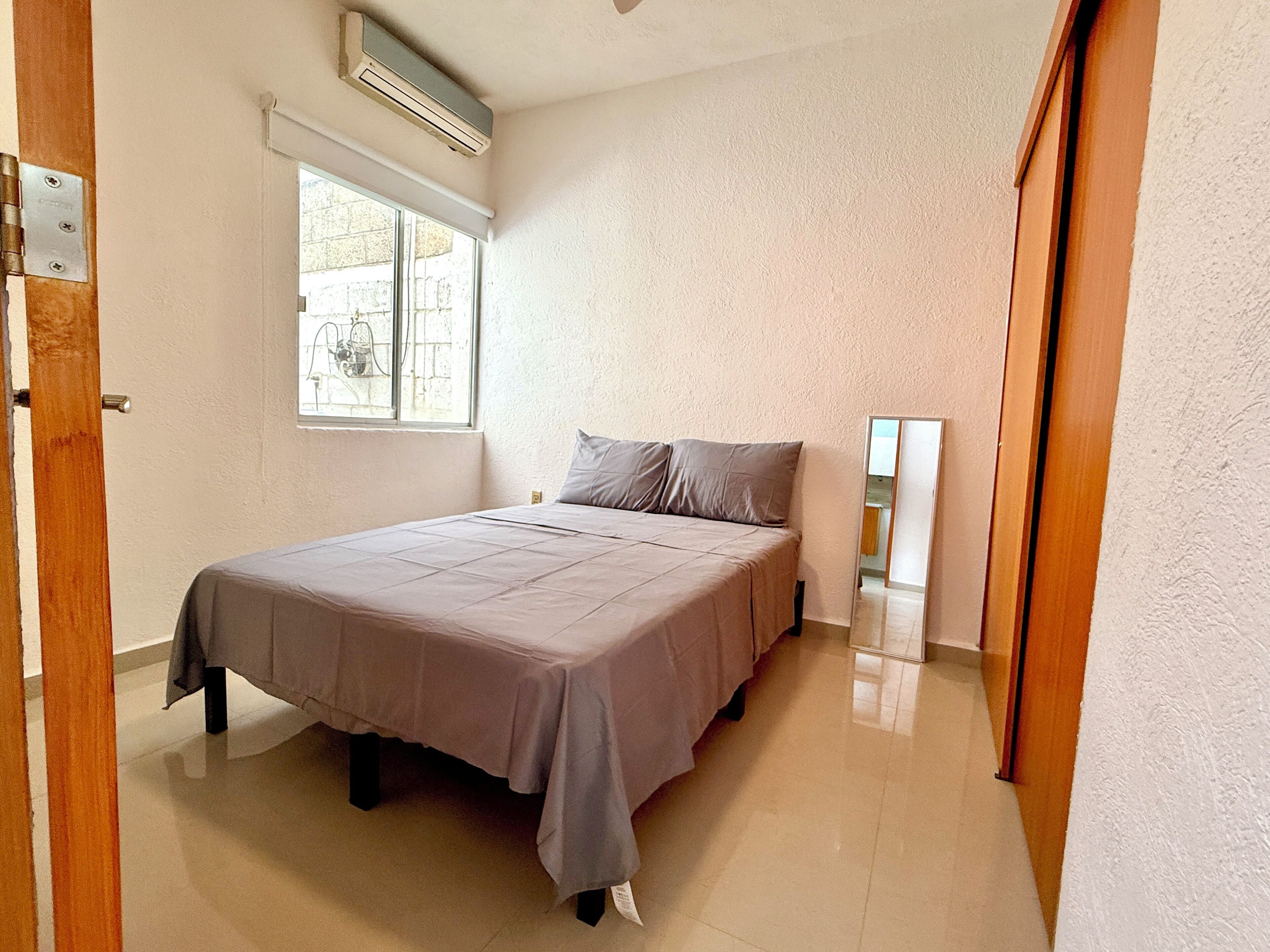 2 habitaciones, tabla de planchar con plancha y acceso a internet 