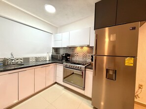 Microondas, horno y placa de cocina