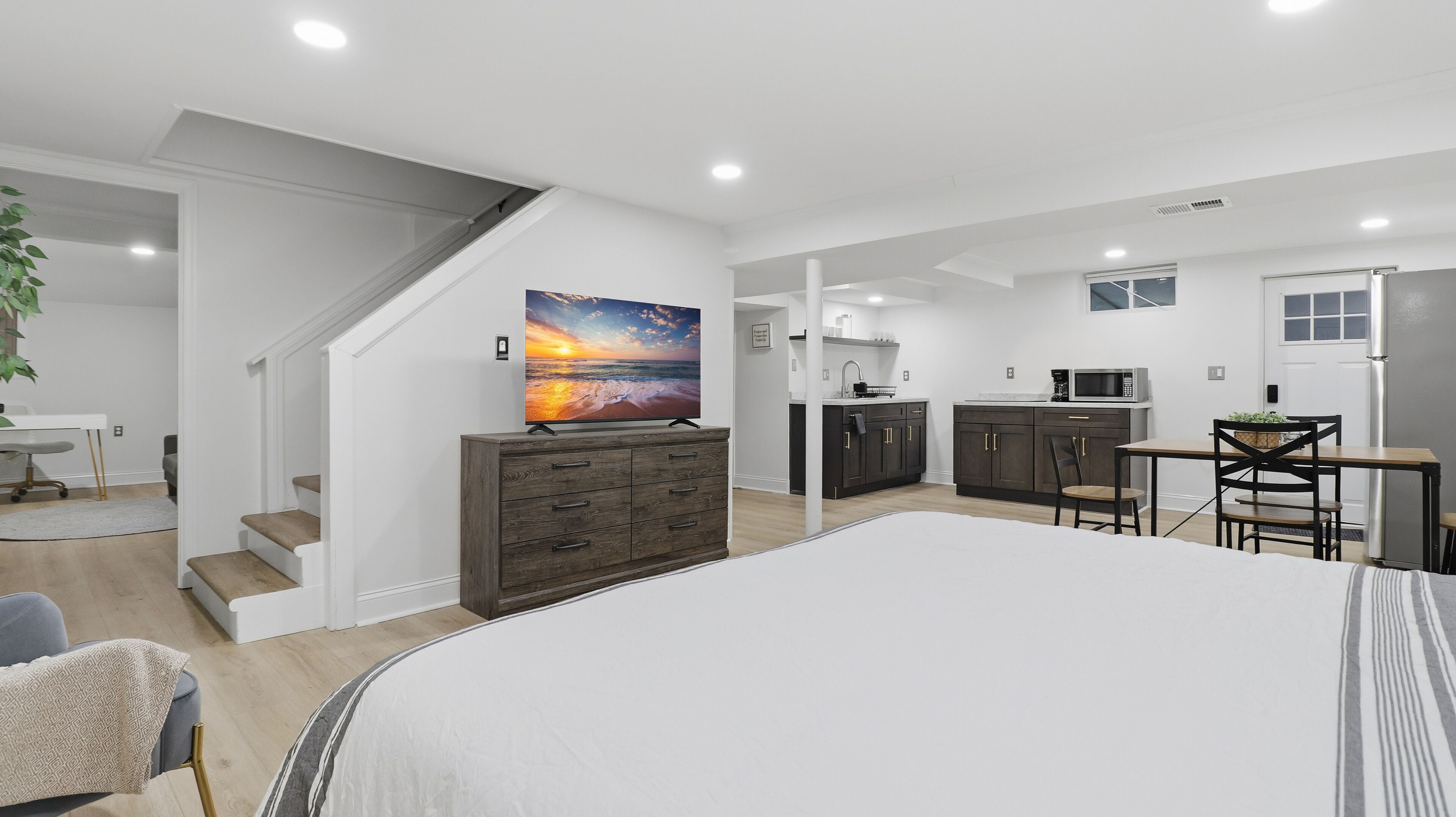 Iron/ironing board, WiFi, bed sheets