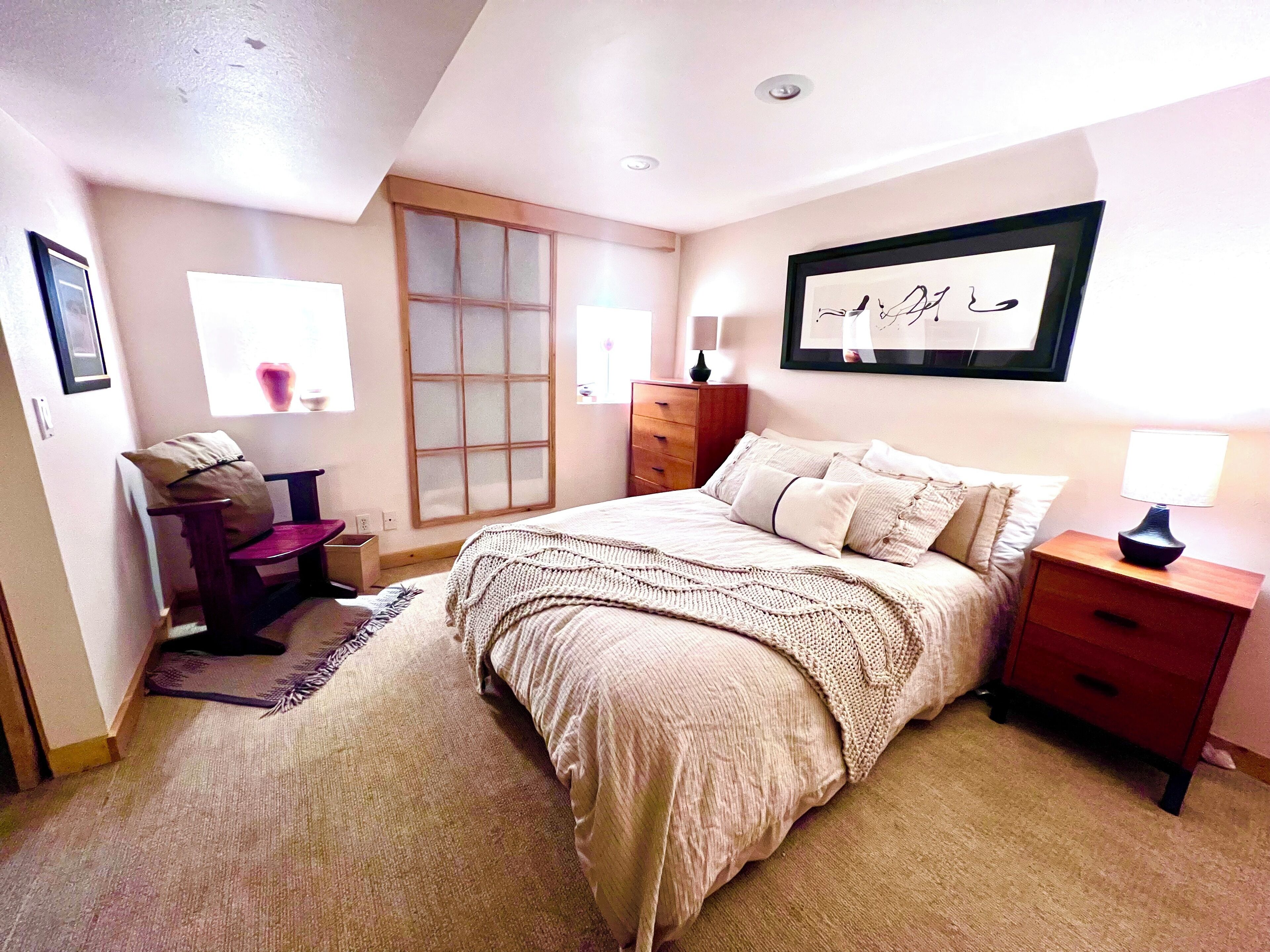 مكواة/لوح كي وخدمة الإنترنت وملاءات أسرّة