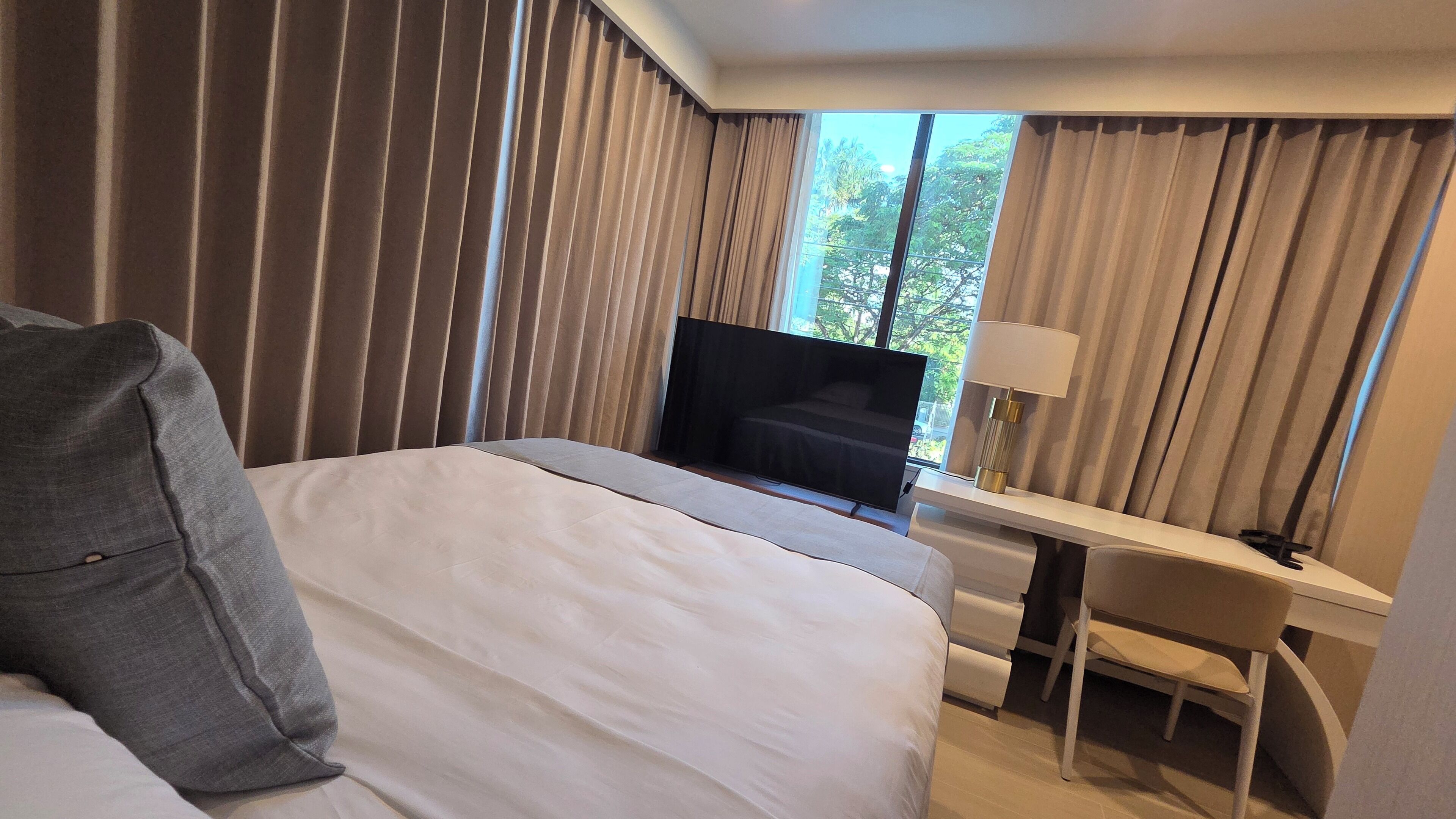 Standardværelse - 1 queensize-seng | Pengeskab på værelset, mørklægningsgardiner, strygejern/strygebræt